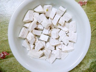 14、香芋蒸排骨,把香芋铺在盆子底部