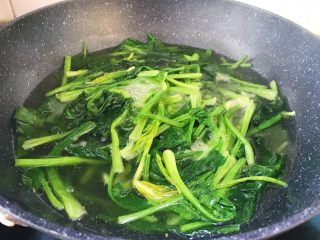 4、大力水手的最爱-炝拌菠菜,颜色变绿变软后即可 (我觉得菠菜煮的软烂一点更好吃呢)
