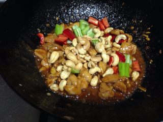 13、酱爆腰果鸡丁,下入青、红椒和腰果翻炒均匀即可出锅