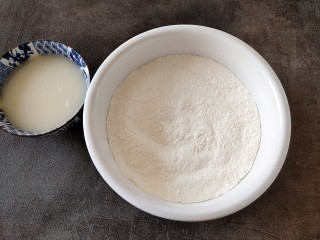 1、简单快手炸油条,酵母粉加温水溶解。剩余的粉类混合过筛。