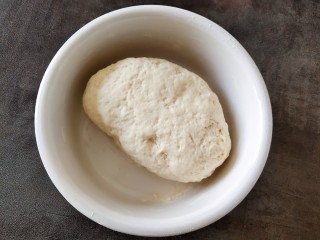 3、简单快手炸油条,双手揉成光滑面团。