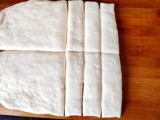 6、简单快手炸油条,用刀切成细长条状。