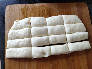 7、简单快手炸油条,我还分切成了一些小的。准备做给孩子吃。