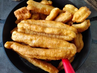 13、简单快手炸油条,再看看大油条热的时候香酥,凉了以后非常软。