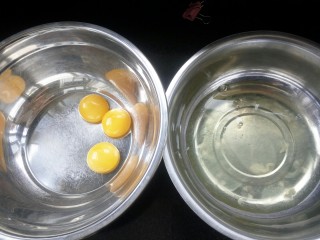 1、家有烤箱+肉松小蛋糕,蛋黄蛋清分离