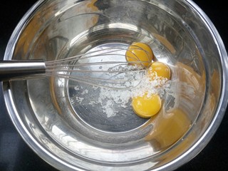 2、家有烤箱+肉松小蛋糕,蛋黄加10克白糖搅拌至白糖融化