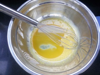 3、家有烤箱+肉松小蛋糕,添加玉米油搅拌融合