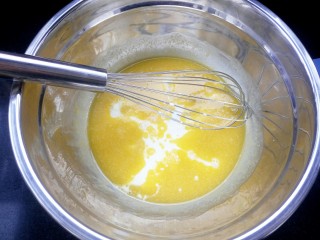 4、家有烤箱+肉松小蛋糕,加牛奶搅拌融合