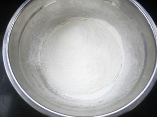 5、家有烤箱+肉松小蛋糕,筛入低筋面粉