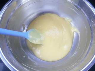 6、家有烤箱+肉松小蛋糕,Z字形搅拌均匀至细腻光滑，这个时候可以先预热烤箱