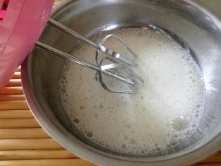 7、家有烤箱+肉松小蛋糕,蛋清加几滴柠檬汁或白醋，高速搅打出大泡泡，第一次放入三分之一的白糖继续搅打，泡泡细腻时第二次放入白糖，继续搅打出纹路，放入剩余的白糖，继续搅打到提前打蛋器拉出小尖即可，如下图