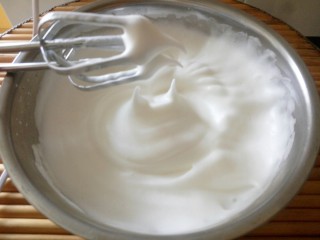 8、家有烤箱+肉松小蛋糕,打好的蛋白霜