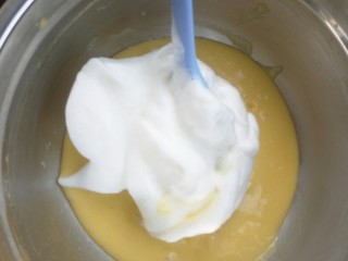 9、家有烤箱+肉松小蛋糕,取三分之一蛋白霜与蛋黄糊翻拌均匀