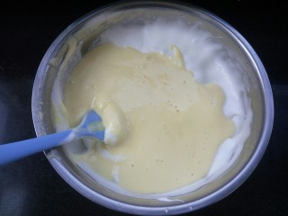 10、家有烤箱+肉松小蛋糕,倒回蛋白霜盆里