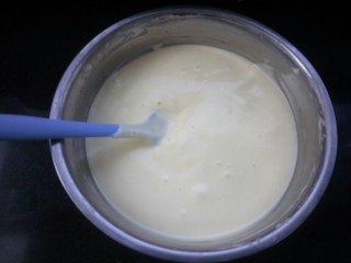 11、家有烤箱+肉松小蛋糕,继续J字形翻拌均匀