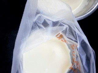 12、家有烤箱+肉松小蛋糕,将蛋糕糊倒入裱花袋