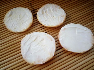 15、家有烤箱+肉松小蛋糕,蛋糕底部均匀抹上沙拉酱