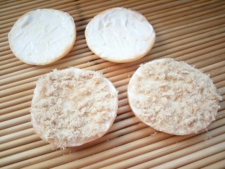 16、家有烤箱+肉松小蛋糕,放适量肉松