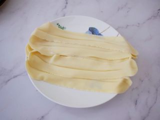 1、饺子皮油泼面,饺子皮小心轻轻的拉长