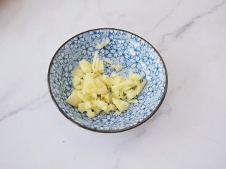 3、饺子皮油泼面,蒜切末