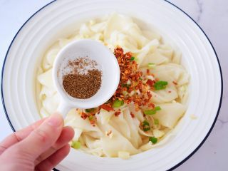 11、饺子皮油泼面,加入花椒粉