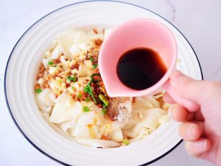 17、饺子皮油泼面,淋入生抽
