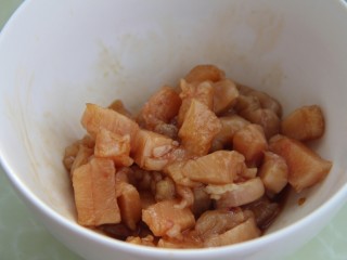 7、豆瓣鸡丁,拌匀