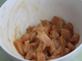 8、豆瓣鸡丁,腌一会