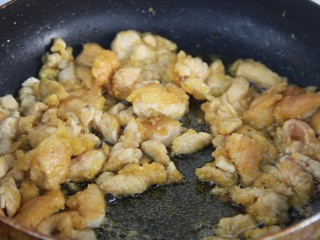 15、豆瓣鸡丁,放入鸡肉炸