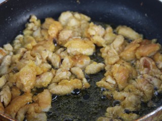 16、豆瓣鸡丁,炸至六成熟，捞出