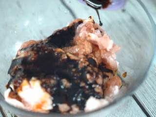 1、这道开胃下饭小菜，简单易学超快手,肉末中加少许糖、生抽、老抽拌匀。