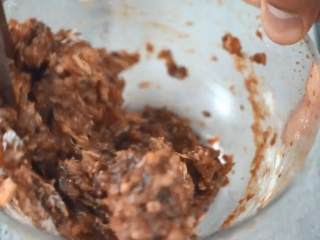 2、这道开胃下饭小菜，简单易学超快手,再加少许淀粉拌匀腌15分钟。