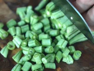 3、这道开胃下饭小菜，简单易学超快手,豆角洗净去筋，切丁备用。
