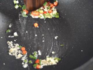 4、这道开胃下饭小菜，简单易学超快手,热锅冷油，炒香蒜末、葱末、小米椒。