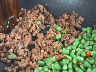 6、这道开胃下饭小菜，简单易学超快手,腌好的肉末炒至变色再与豆角炒匀。