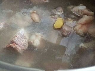 2、红烧排骨,冷水下锅，加姜片，料酒，焯至排骨变色。