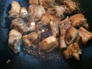 5、红烧排骨,炒到冰糖融化，加入排骨翻炒均匀。