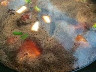 7、红烧排骨,加入适量水后放料酒，生抽，老抽。