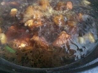 8、红烧排骨,大火煮沸转小火慢炖30分钟。