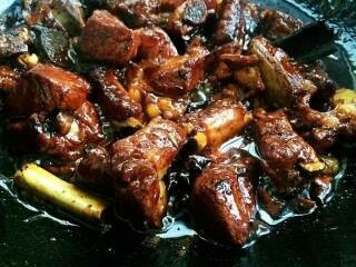 9、红烧排骨,排骨煮熟后大火收汁，加盐调味。红烧排骨就做好啦！