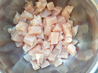 2、宫保鸡丁,鸡胸肉洗净，切成丁