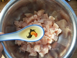 3、宫保鸡丁,加一勺料酒，一勺油，一勺半淀粉，少许盐，