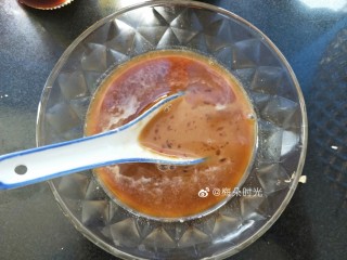 7、宫保鸡丁,调一个汁：1克盐，一勺生抽，一勺料酒，一勺蚝油，一勺白糖，两勺醋，2/3勺淀粉，大约五六十毫升清水。搅拌均匀。