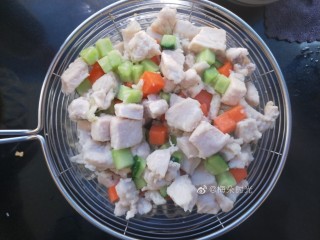 10、宫保鸡丁,捞出控干油，