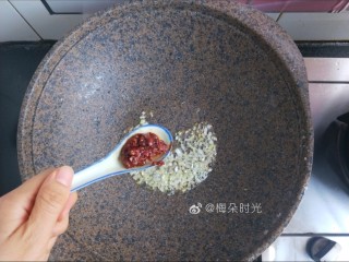 12、宫保鸡丁,再加入一勺郫县豆瓣酱，我都是用的这个勺作为量具。