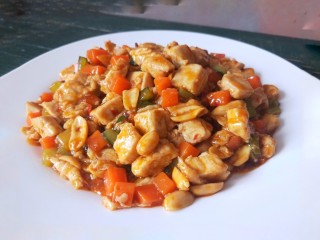 17、宫保鸡丁,出锅盛盘