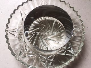 6、酸奶紫薯泥,如果想要最后成品好看些,就找一个小碗或别的什么,我这个用的是一个慕斯圈。