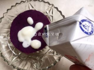 8、酸奶紫薯泥,移去慕斯圈后,把酸奶倒上去。
