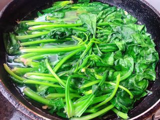 2、蒜蓉菠菜,锅中烧开水放入一点点碱焯水后的菠菜更加翠绿菠菜焯水时间不要过长刚刚变色即可