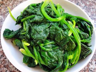 4、蒜蓉菠菜,菠菜沥干水份备用